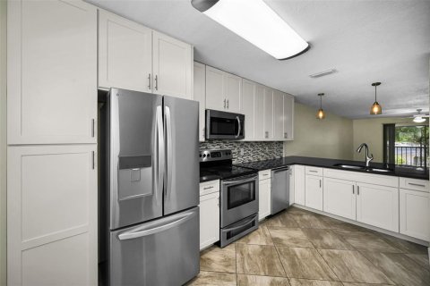 Condo in Seminole, Florida, 2 bedrooms  № 2226321 - photo 12