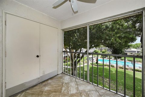 Condo in Seminole, Florida, 2 bedrooms  № 2226321 - photo 5