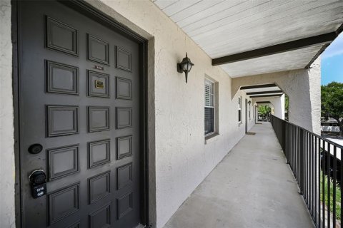 Condo in Seminole, Florida, 2 bedrooms  № 2226321 - photo 2