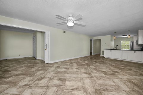 Condo in Seminole, Florida, 2 bedrooms  № 2226321 - photo 7