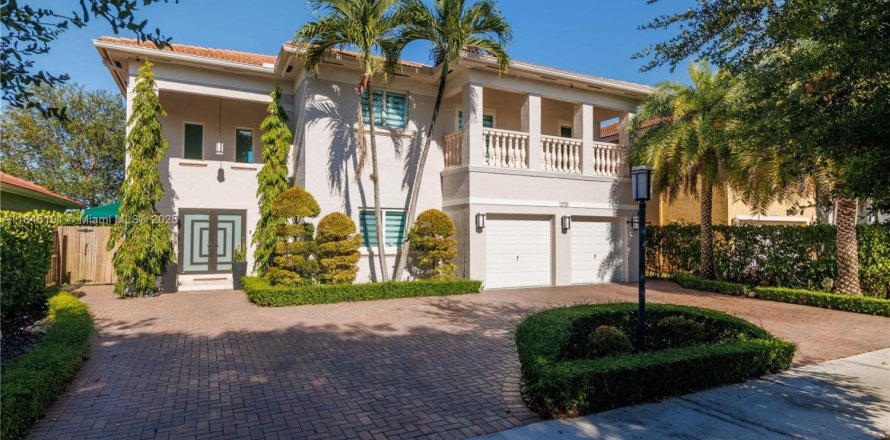House in Miami, Florida 5 bedrooms, 243.59 sq.m. № 1846039