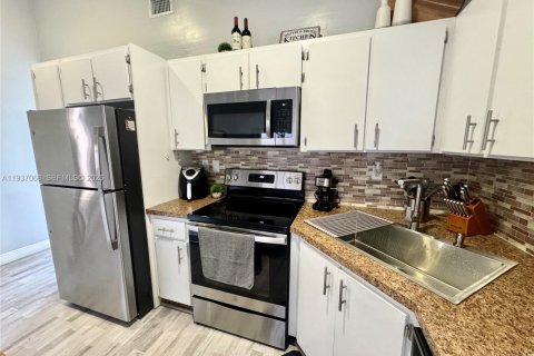 House in Sweetwater, Florida 3 bedrooms, 101.26 sq.m. № 1995016 - photo 6