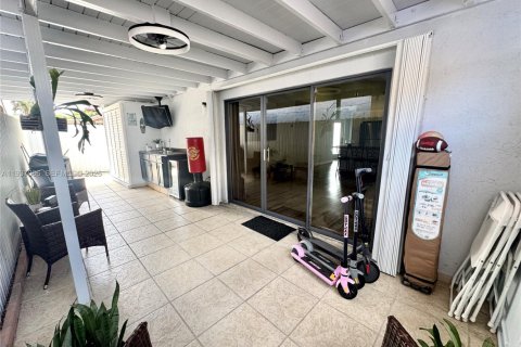 House in Sweetwater, Florida 3 bedrooms, 101.26 sq.m. № 1995016 - photo 14