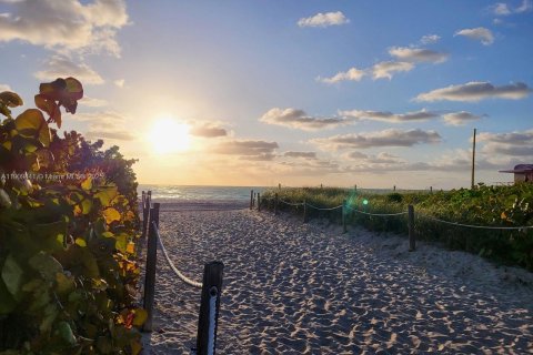 Condo in Miami Beach, Florida, 2 bedrooms  № 1965160 - photo 9