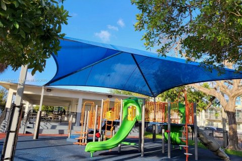 Condo in Miami Beach, Florida, 2 bedrooms  № 1965160 - photo 10