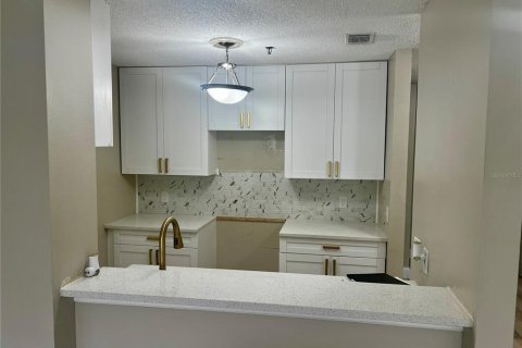 Condo in Saint Petersburg, Florida, 2 bedrooms  № 1884161 - photo 2
