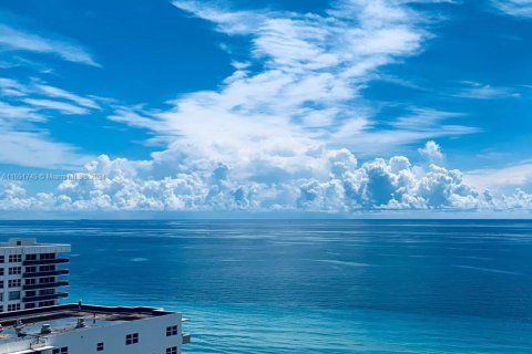 Condo in Hollywood, Florida, 2 bedrooms  № 2035286 - photo 2