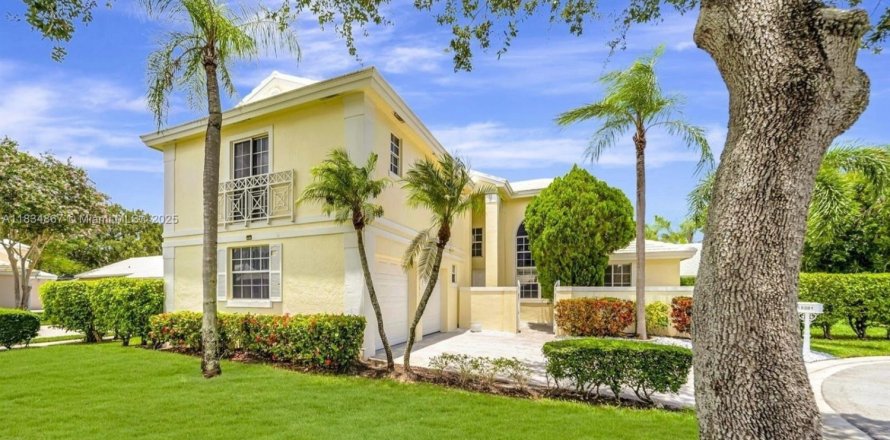 House in Pembroke Pines, Florida 3 bedrooms, 191.01 sq.m. № 1823828