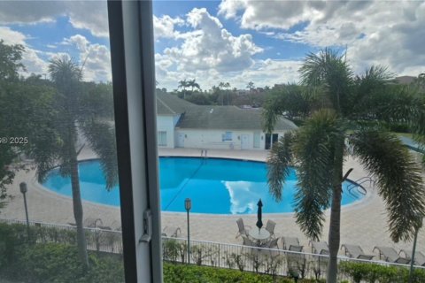 Condo in Tamarac, Florida, 2 bedrooms № 2060037 - photo 20