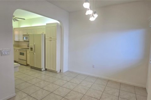 Condo in Tamarac, Florida, 2 bedrooms № 2060037 - photo 3