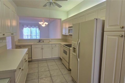 Condo in Tamarac, Florida, 2 bedrooms № 2060037 - photo 6