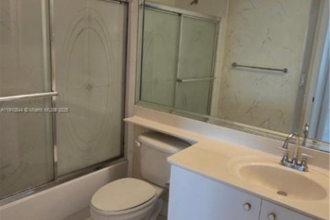 Condo in Tamarac, Florida, 2 bedrooms № 2060037 - photo 11
