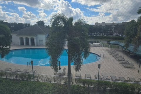 Condo in Tamarac, Florida, 2 bedrooms № 2060037 - photo 19