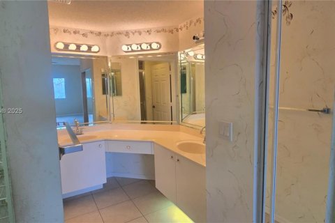 Condo in Tamarac, Florida, 2 bedrooms № 2060037 - photo 25