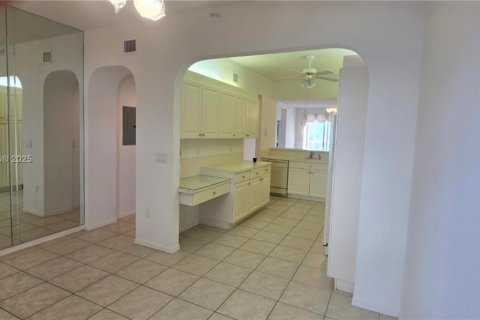 Condo in Tamarac, Florida, 2 bedrooms № 2060037 - photo 4