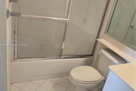 Condo in Tamarac, Florida, 2 bedrooms № 2060037 - photo 10