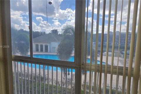 Condo in Tamarac, Florida, 2 bedrooms № 2060037 - photo 18