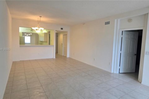 Condo in Tamarac, Florida, 2 bedrooms № 2060037 - photo 16