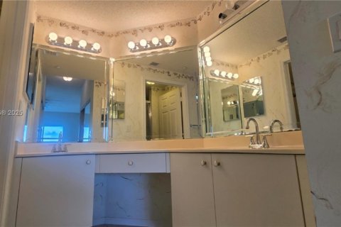 Condo in Tamarac, Florida, 2 bedrooms № 2060037 - photo 26