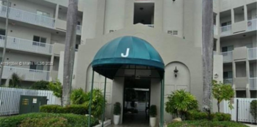 Condo in Tamarac, Florida, 2 bedrooms № 2060037