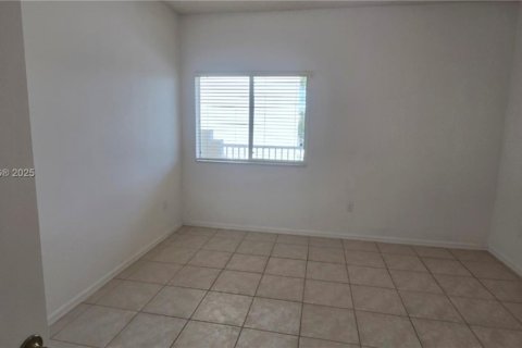 Condo in Tamarac, Florida, 2 bedrooms № 2060037 - photo 12