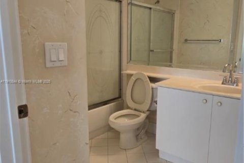 Condo in Tamarac, Florida, 2 bedrooms № 2060037 - photo 9