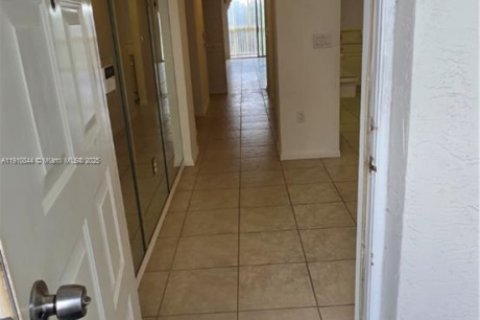 Condo in Tamarac, Florida, 2 bedrooms № 2060037 - photo 2