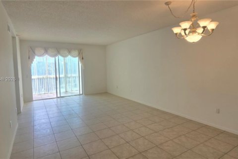 Condo in Tamarac, Florida, 2 bedrooms № 2060037 - photo 14