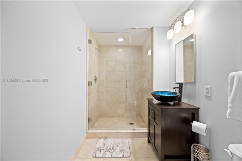Condo in Miami Beach, Florida, 2 bedrooms  № 2077098 - photo 13