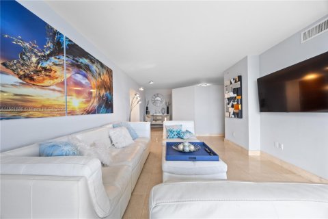 Condo in Miami Beach, Florida, 2 bedrooms  № 2077098 - photo 1