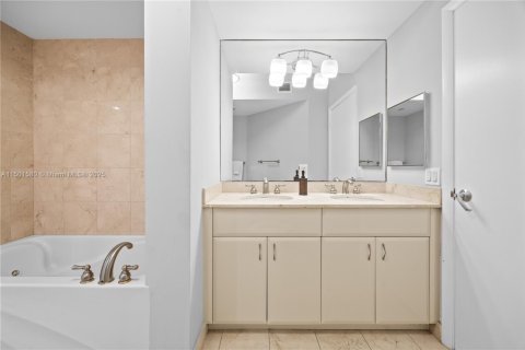 Condo in Miami Beach, Florida, 2 bedrooms  № 2077098 - photo 19