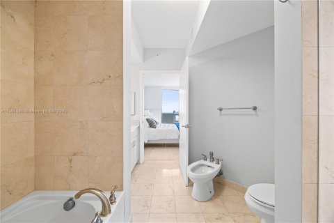 Condo in Miami Beach, Florida, 2 bedrooms  № 2077098 - photo 18