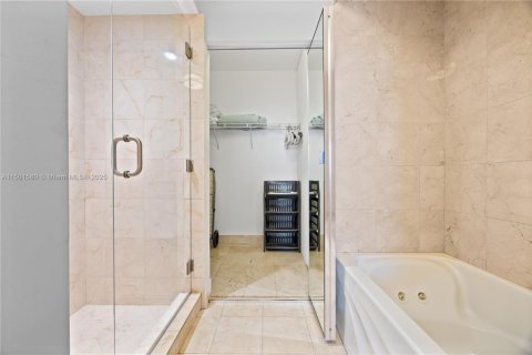 Condo in Miami Beach, Florida, 2 bedrooms  № 2077098 - photo 20