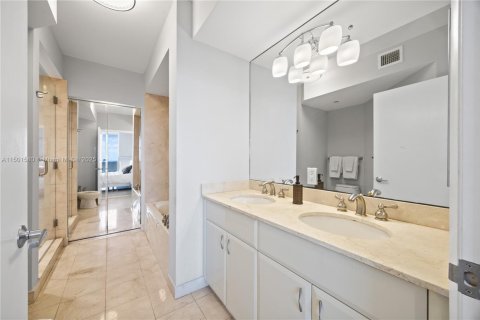 Condo in Miami Beach, Florida, 2 bedrooms  № 2077098 - photo 17