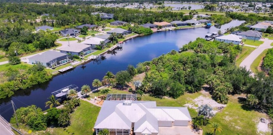 Casa en Port Charlotte, Florida 3 dormitorios, 207.45 m2 № 1796802