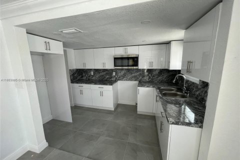 House in Hialeah, Florida 3 bedrooms, 121.89 sq.m. № 1889832 - photo 2