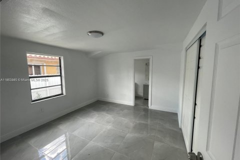 House in Hialeah, Florida 3 bedrooms, 121.89 sq.m. № 1889832 - photo 7