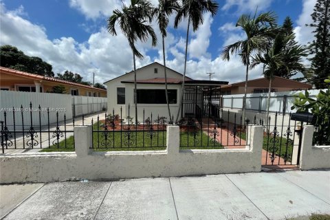 House in Hialeah, Florida 3 bedrooms, 121.89 sq.m. № 1889832 - photo 3