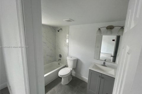 House in Hialeah, Florida 3 bedrooms, 121.89 sq.m. № 1889832 - photo 4