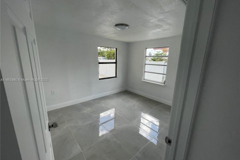 House in Hialeah, Florida 3 bedrooms, 121.89 sq.m. № 1889832 - photo 6