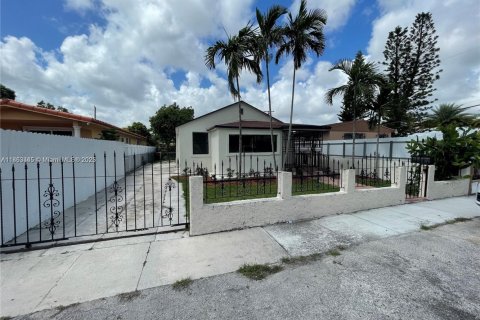 House in Hialeah, Florida 3 bedrooms, 121.89 sq.m. № 1889832 - photo 1