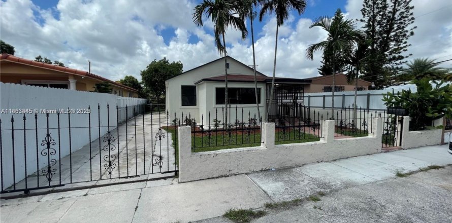 House in Hialeah, Florida 3 bedrooms, 121.89 sq.m. № 1889832