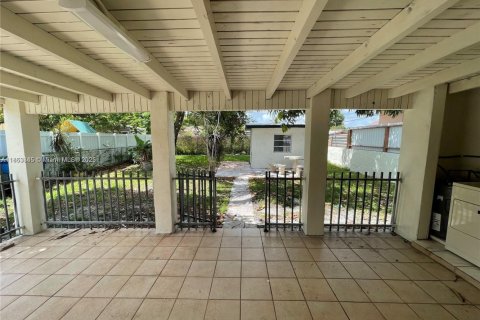 House in Hialeah, Florida 3 bedrooms, 121.89 sq.m. № 1889832 - photo 8
