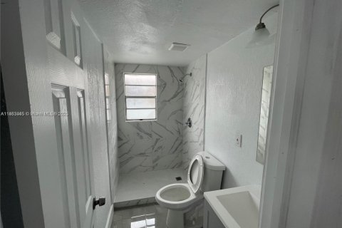 House in Hialeah, Florida 3 bedrooms, 121.89 sq.m. № 1889832 - photo 5