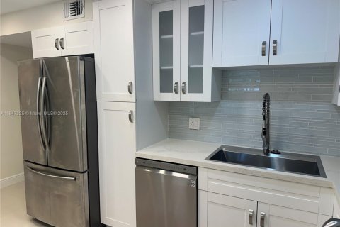 Condo in Pompano Beach, Florida, 3 bedrooms  № 1935912 - photo 7