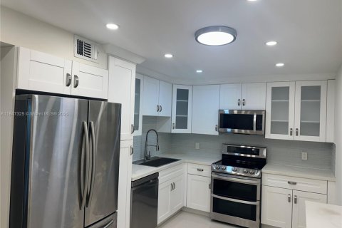 Condo in Pompano Beach, Florida, 3 bedrooms  № 1935912 - photo 6