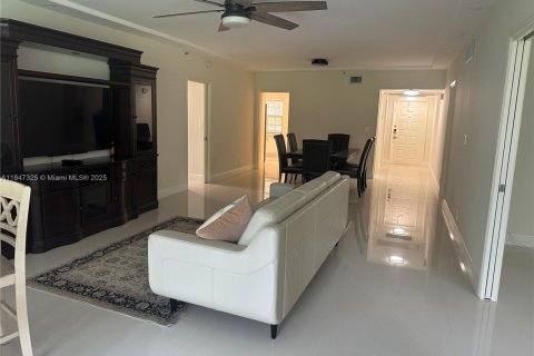 Condo in Pompano Beach, Florida, 3 bedrooms  № 1935912 - photo 23