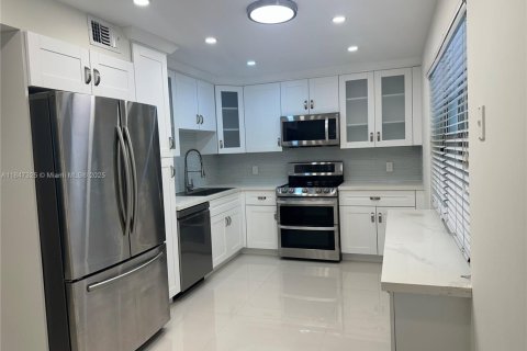 Condo in Pompano Beach, Florida, 3 bedrooms  № 1935912 - photo 5