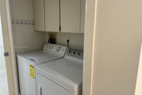 Condo in Pompano Beach, Florida, 3 bedrooms  № 1935912 - photo 9