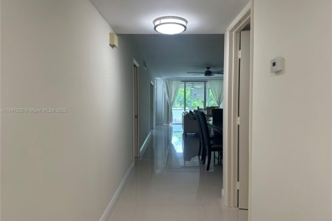 Condo in Pompano Beach, Florida, 3 bedrooms  № 1935912 - photo 11